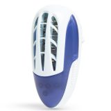 Lapač hmyzu ako muchy, komáre na 230V do zástrčky s UV LED svetlom a mriežkous vysokým napätím. Pokryje plochu 30m2. Životnosť LED 20000 hodín.