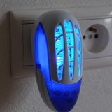 Lapač hmyzu ako muchy, komáre na 230V do zástrčky s UV LED svetlom a mriežkous vysokým napätím. Pokryje plochu 30m2. Na obrázku v činnosti.