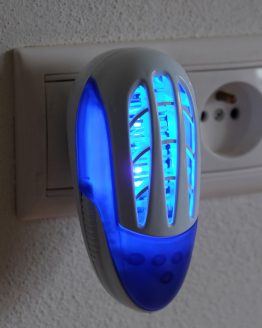 Lapač hmyzu ako muchy, komáre na 230V do zástrčky s UV LED svetlom a mriežkous vysokým napätím. Pokryje plochu 30m2. Na obrázku v činnosti.