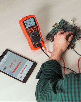 Digitálny smart multimeter v činnosti