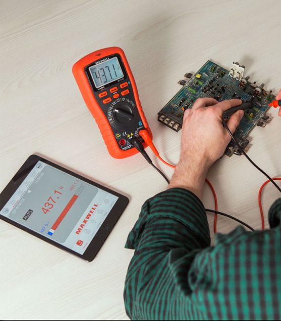 Digitálny smart multimeter v činnosti